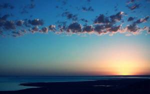 Обои Берег моря на закате солнца на рабочий стол