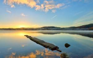 Обои туман над озером, утро, рассвет, облака, солнце на рабочий стол