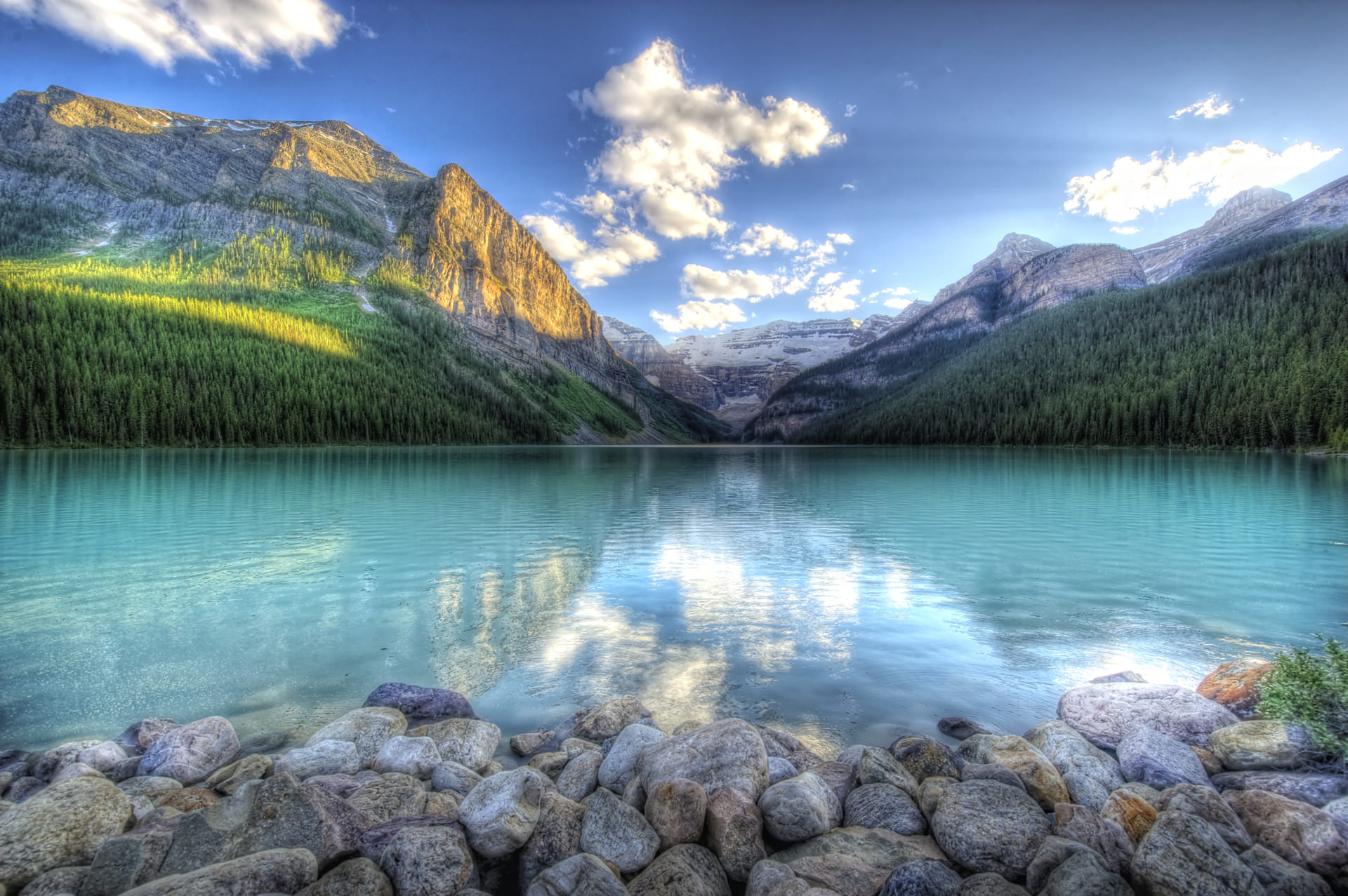Обои горы, лес, озеро, камни, голубое небо, облака на ...
 Картинка Озеро