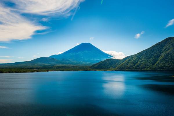 залив, озеро на фоне гор, вулкана, красивый пейзаж обои для рабочего стола