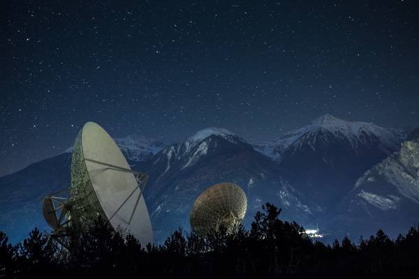 большие спутниковые антенны на фоне гор и звезд обои для рабочего стола