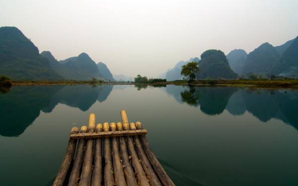 плот из бамбука плывет по озеру обои для рабочего стола