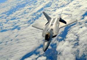 Обои самолет F-22 Raptor истребитель летит над облаками на рабочий стол