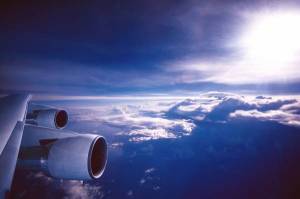 Обои фотография крыло самолета над облаками в полете на рабочий стол