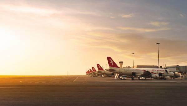 самолеты Boeing 777 в аэропорту на закате солнца обои для рабочего стола