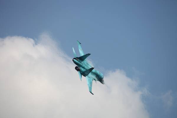 Русский самолет бомбардировщик Су-34 в полете обои для рабочего стола