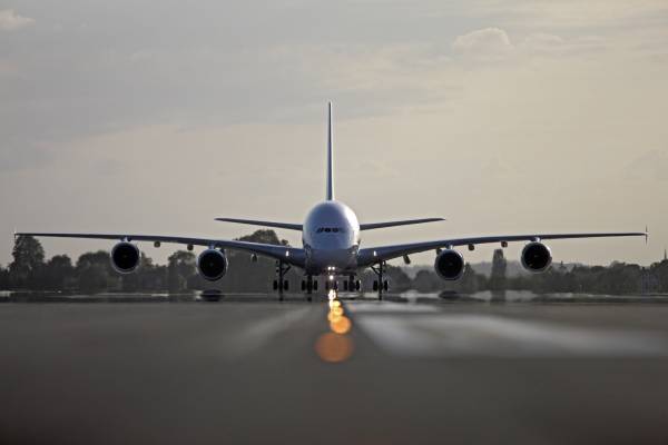 Самолет лайнер Airbus A380 вид спереди обои для рабочего стола