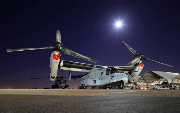 вертолеты ночью на аэродроме обои для рабочего стола