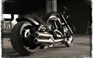 Обои черный мотоцикл  Harley Davidson на рабочий стол