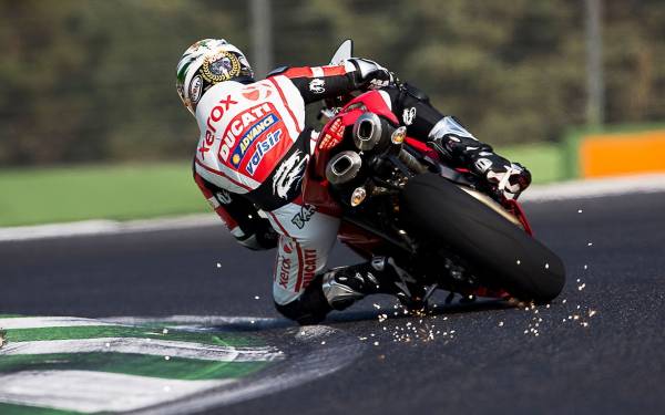 гонщик мотоцикл Ducati трасса гонка вид сзади обои для рабочего стола