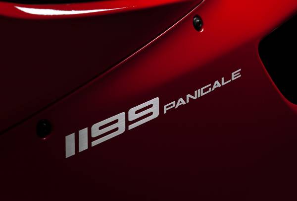 надпись 1199 Panigale на красной краске Ducati обои для рабочего стола