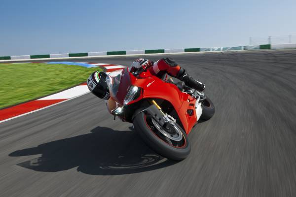 гонщик трасса красный спортивный мотоцикл обои для рабочего стола