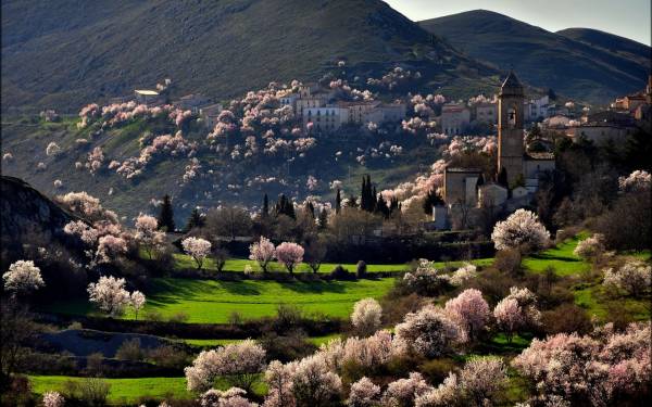 Весна в Италии, горы, деревня, цветущие деревья обои для рабочего стола