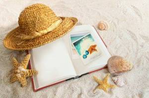 Обои соломенная шляпа книга песок ракушки лето пляж на рабочий стол