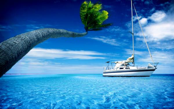 яхта возле острова в голубом океане, пальма, небо обои для рабочего стола
