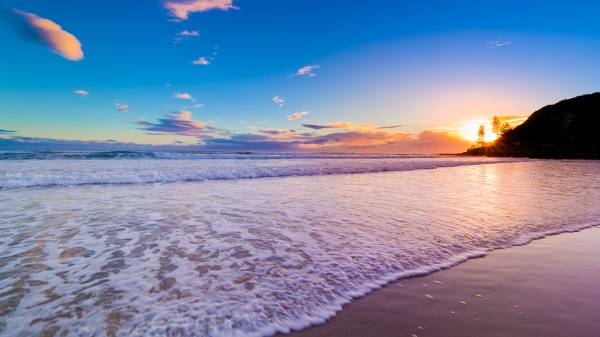 красивый берег моря на закате солнца, волны, небо обои для рабочего стола