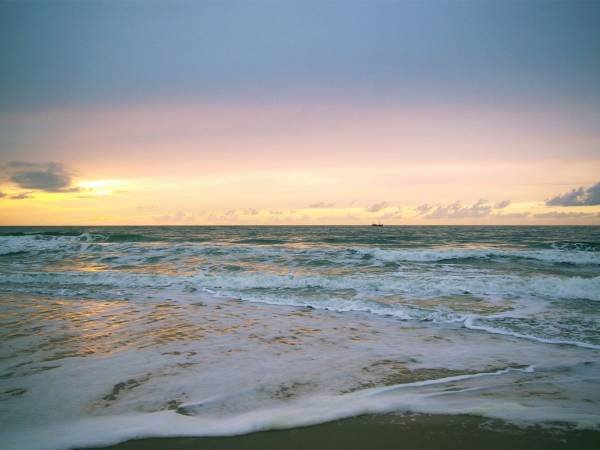 волны на берегу морская пена восход солнца обои для рабочего стола