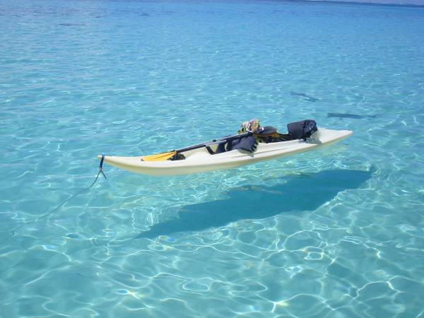 прозрачная вода океан лето лодка отдых обои для рабочего стола