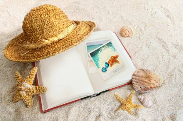 соломенная шляпа книга песок ракушки лето пляж обои для рабочего стола