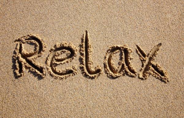 Relax надпись на морском песке, пляж, лето, отдых обои для рабочего стола
