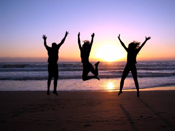 друзья прыгают на вечернем пляже обои для рабочего стола