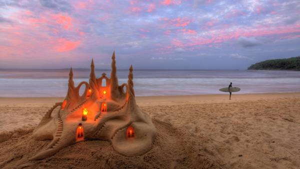 песчаный замок на вечернем морском берегу обои для рабочего стола