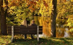 Обои осень озеро парень с девушкой на лавочке в парке на рабочий стол