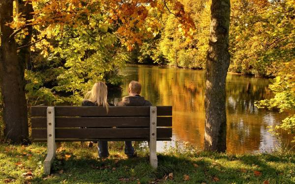 осень озеро парень с девушкой на лавочке в парке обои для рабочего стола