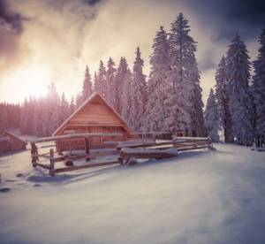 Обои дом, снег, сугробы, зима, лес, елки на рабочий стол