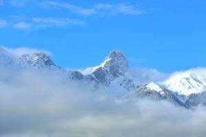 Обои высокие горы в облаках, снег, зима, мороз на рабочий стол