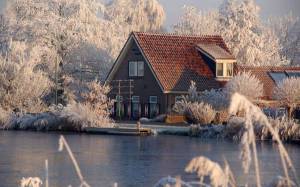 Обои дом у озера зимой на рабочий стол