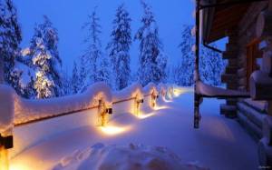 Обои зимний дом в лесу заснеженный двор деревья в снегу на рабочий стол