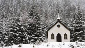 Обои церковный домик в зимнем заснежнном лесу Австрии на рабочий стол