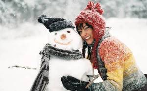 Обои зима, снег, девушка обнимает снеговика на рабочий стол