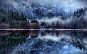 Обои зимний лес туман в горах возле озера на рабочий стол