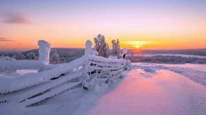 Обои красивый зимний пейзаж на закате, сугробы снега на рабочий стол