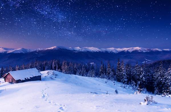 звездное небо, зима, лес, горы, ночь, домик, снег обои для рабочего стола