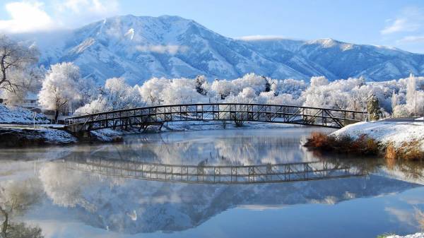 Зима, все покрыто снегом, горы, мостик на пруду обои для рабочего стола