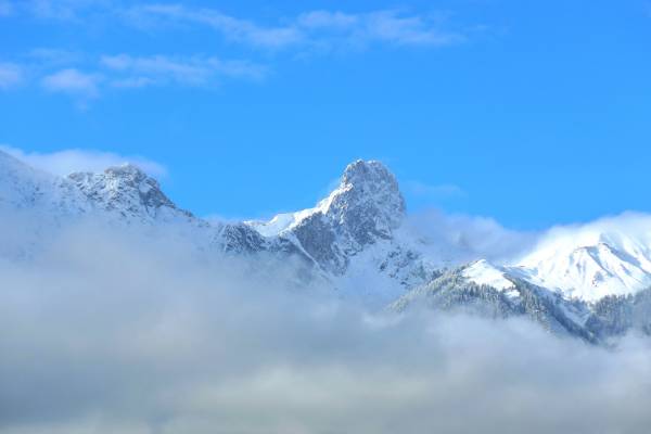 высокие горы в облаках, снег, зима, мороз обои для рабочего стола
