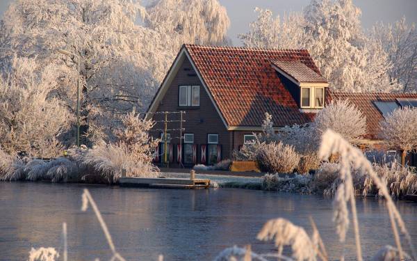 дом у озера зимой обои для рабочего стола