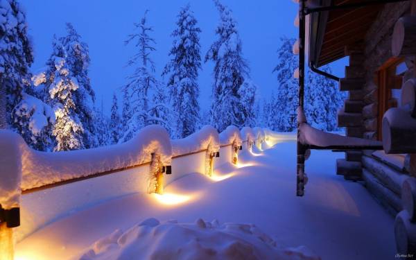 зимний дом в лесу заснеженный двор деревья в снегу обои для рабочего стола