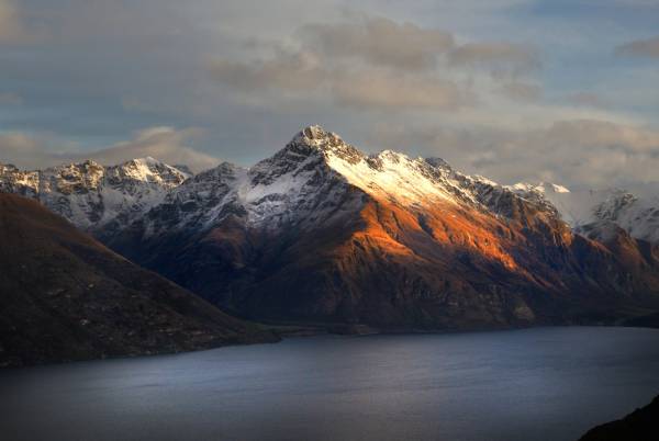горы возле озера в Новой Зеландии Queenstown обои для рабочего стола