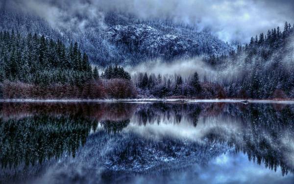 зимний лес туман в горах возле озера обои для рабочего стола