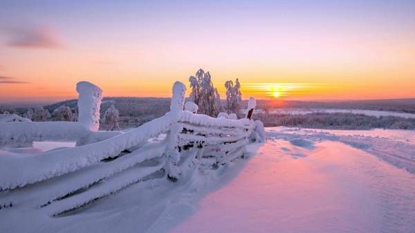 красивый зимний пейзаж на закате, сугробы снега обои для рабочего стола