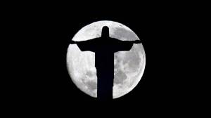 Обои Рио-де-Жанейро ночь луна статуя Христа Спасителя на рабочий стол