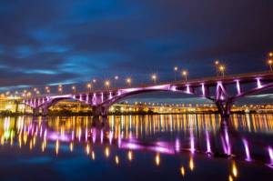 Обои светящийся мост через реку в вечернем городе на рабочий стол