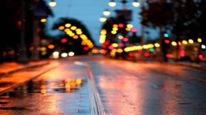 Обои вечерняя улица города после дождя, мокрый асфальт на рабочий стол