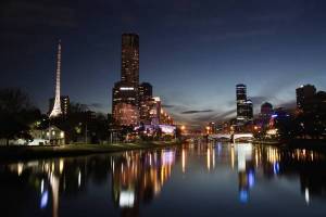 Обои город вечер здания яркие фонари отражение в реке на рабочий стол
