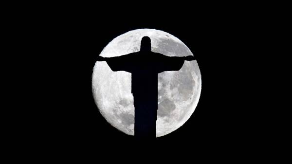 Рио-де-Жанейро ночь луна статуя Христа Спасителя обои для рабочего стола