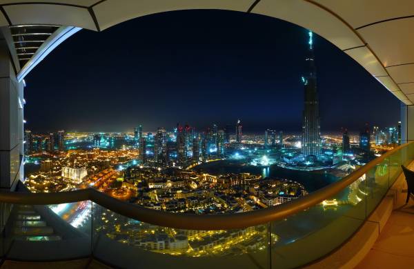 панорама с высоты на яркий ночной город Дубай обои для рабочего стола
